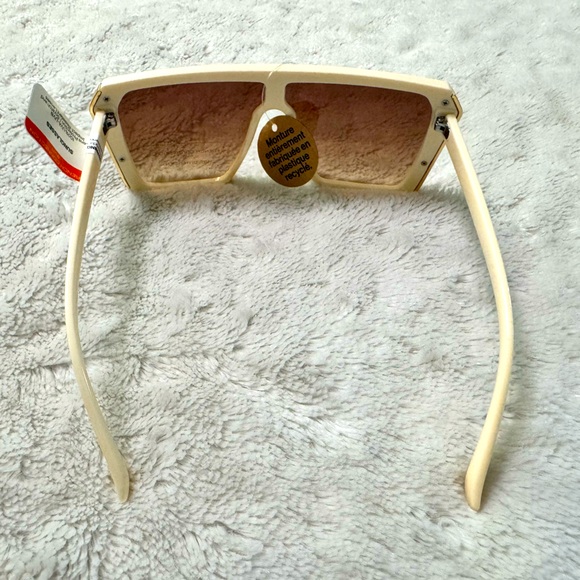 NWT- FRENCH CONNECTION Oversized
Sunglasses With Smoke Lenses And Side Detail main image 8